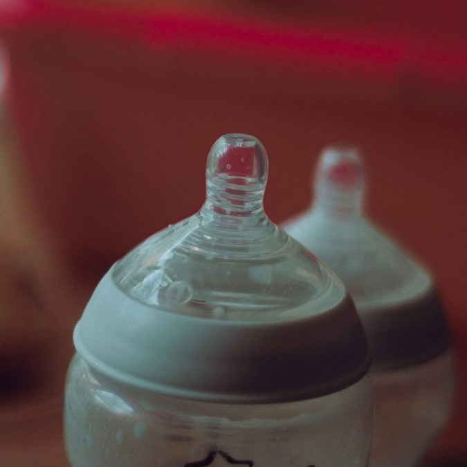 Na snímke sú dve detské fľašky.