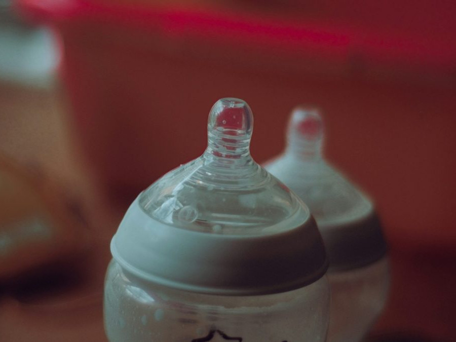 Na snímke sú dve detské fľašky.