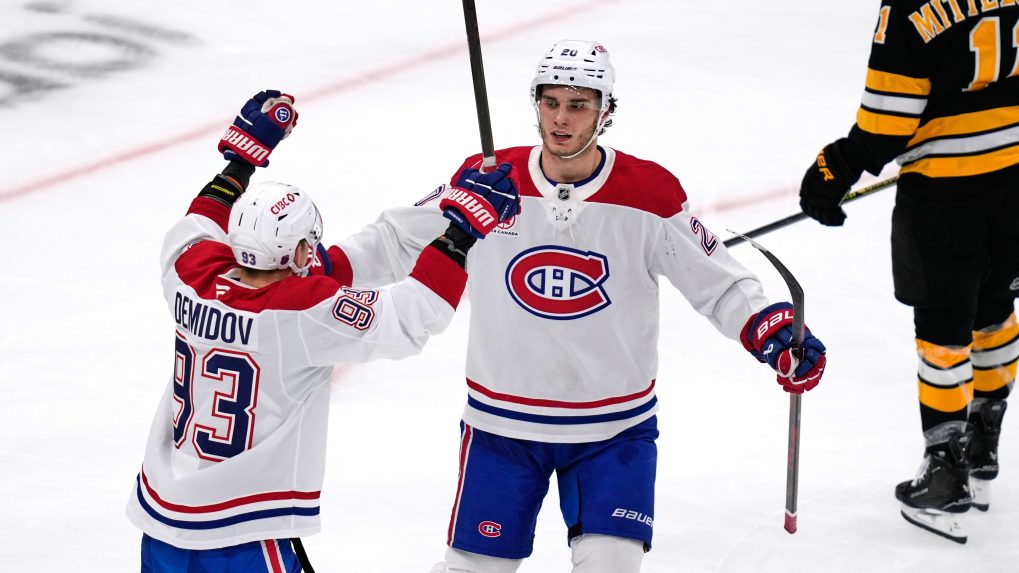 Juraj Slafkovský oslavuje gól so spoluhráčom na ľade Boston Bruins.