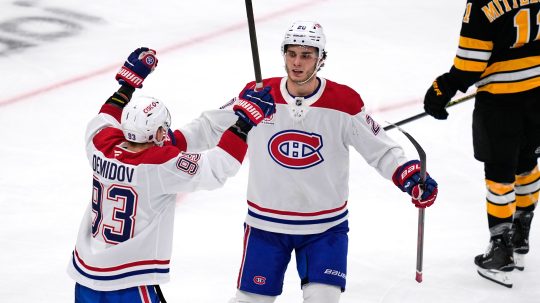 Juraj Slafkovský oslavuje gól so spoluhráčom na ľade Boston Bruins.