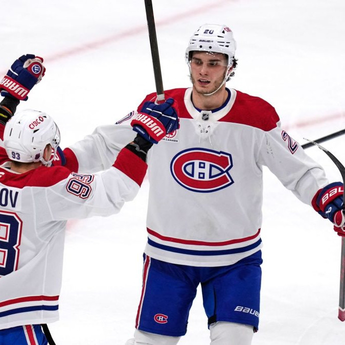 Juraj Slafkovský oslavuje gól so spoluhráčom na ľade Boston Bruins.