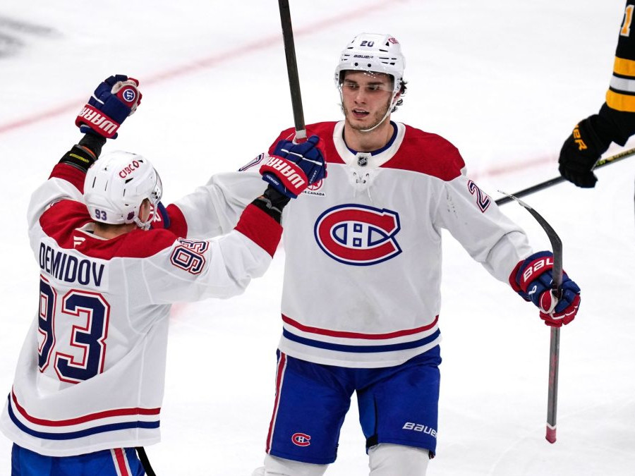 Juraj Slafkovský oslavuje gól so spoluhráčom na ľade Boston Bruins.