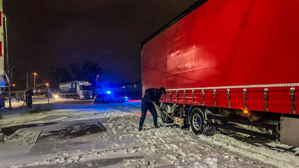 Na sn&Atilde;&Acirc;&shy;mke je kami&Atilde;&Acirc;&sup3;n uviaznut&Atilde;&Acirc;&frac12; na &Atilde;&Acirc;&frac34;elezni&Atilde;&Acirc;nom priecest&Atilde;&Acirc;&shy; v Ko&Atilde;&Acirc;&iexcl;iciach.