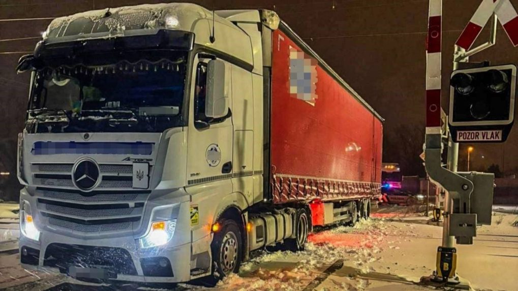 Na sn&Atilde;&Acirc;&shy;mke je kami&Atilde;&Acirc;&sup3;n uviaznut&Atilde;&Acirc;&frac12; na &Atilde;&Acirc;&frac34;elezni&Atilde;&Acirc;nom priecest&Atilde;&Acirc;&shy; v Ko&Atilde;&Acirc;&iexcl;iciach.