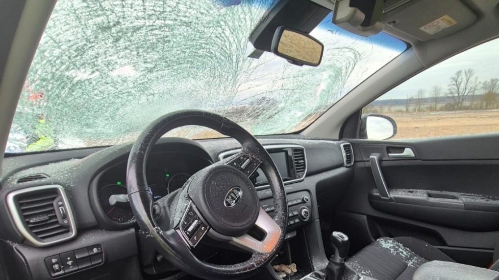 Na snímke poškodené auto po tom, čo ho zasiahol ľad z kamióna.