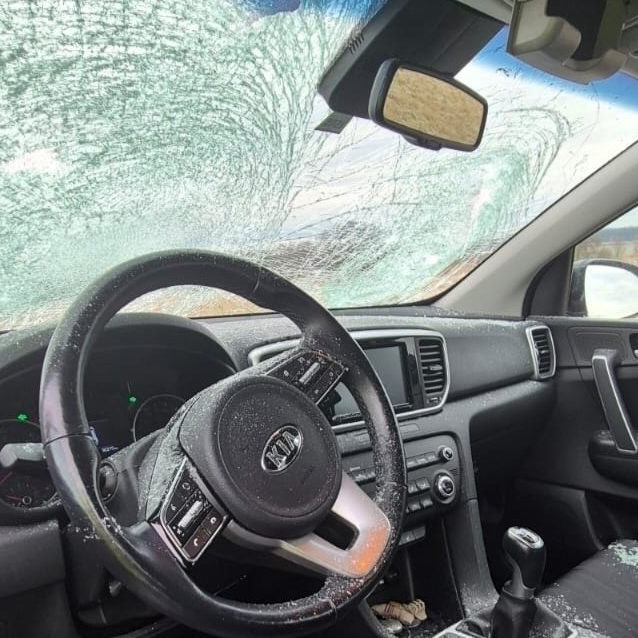 Na snímke poškodené auto po tom, čo ho zasiahol ľad z kamióna.