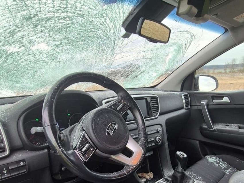 Na snímke poškodené auto po tom, čo ho zasiahol ľad z kamióna.