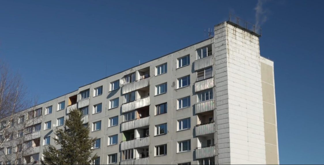 Na ilustračnej snímke panelák v Kežmarku.