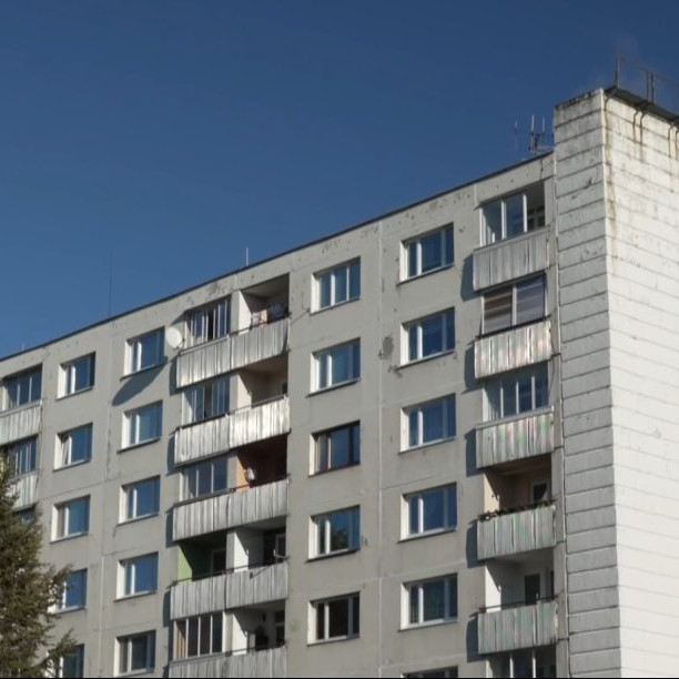 Na ilustračnej snímke panelák v Kežmarku.