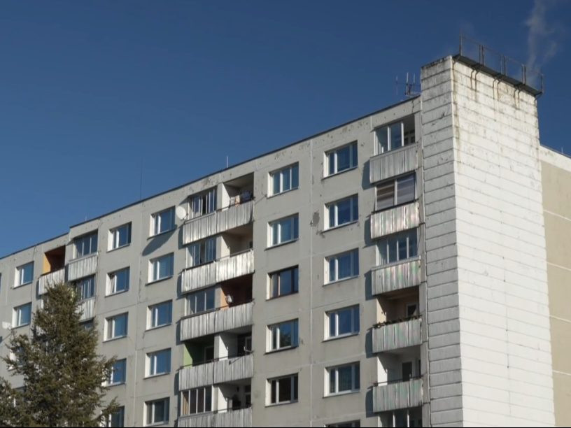 Na ilustračnej snímke panelák v Kežmarku.