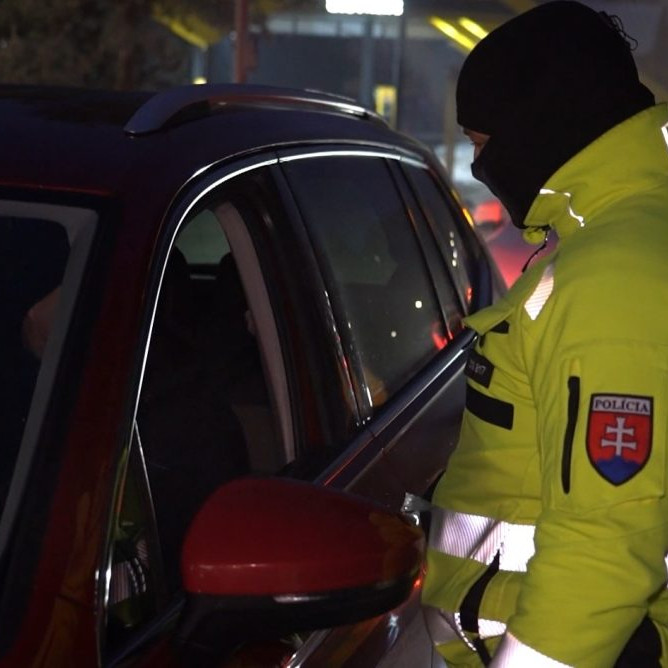policajti kontrolujú alkohol u vodičov