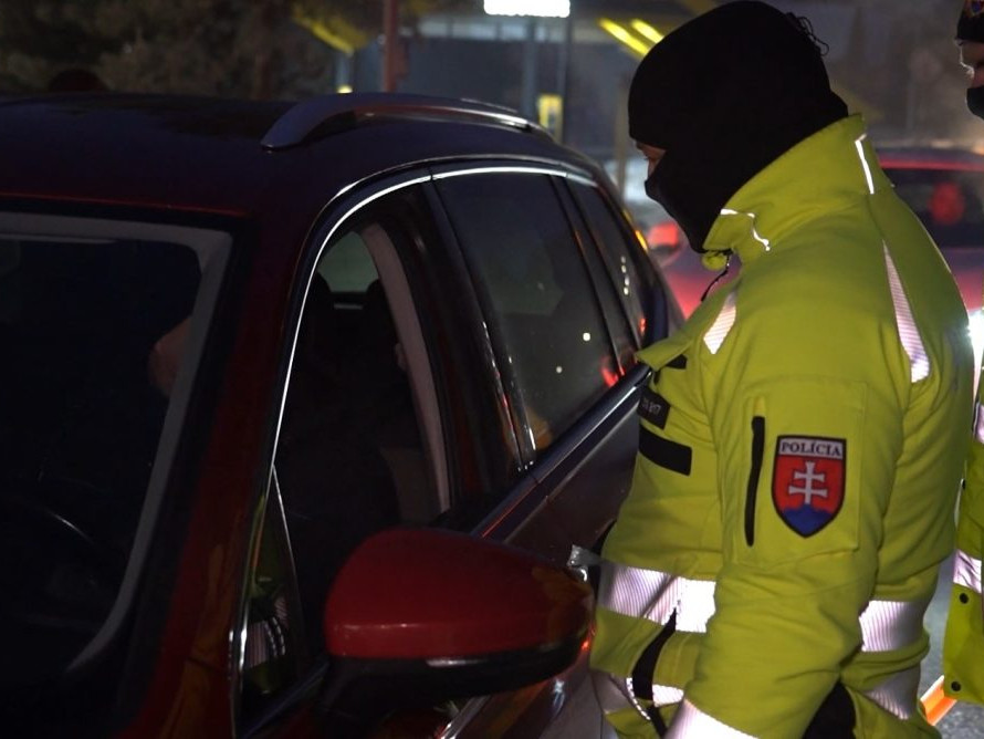 policajti kontrolujú alkohol u vodičov