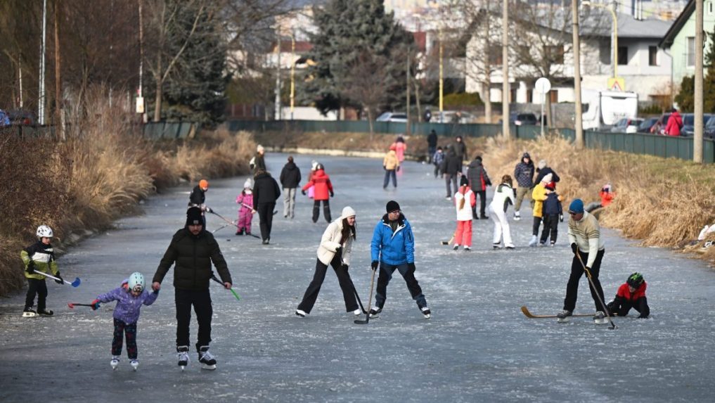 Korčuľovanie na zamrznutej vodnej ploche.