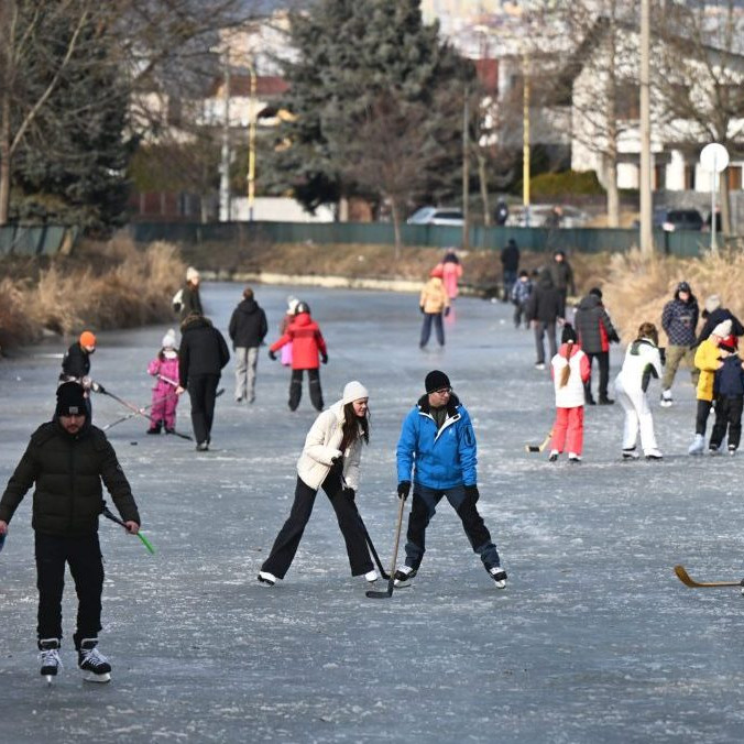 Korčuľovanie na zamrznutej vodnej ploche.