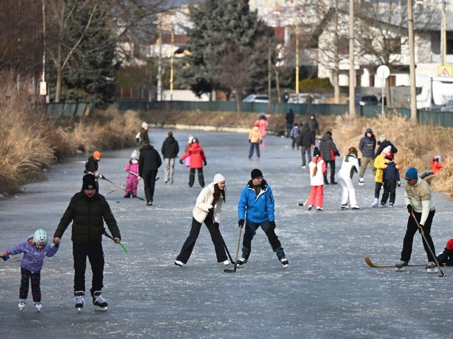 Korčuľovanie na zamrznutej vodnej ploche.
