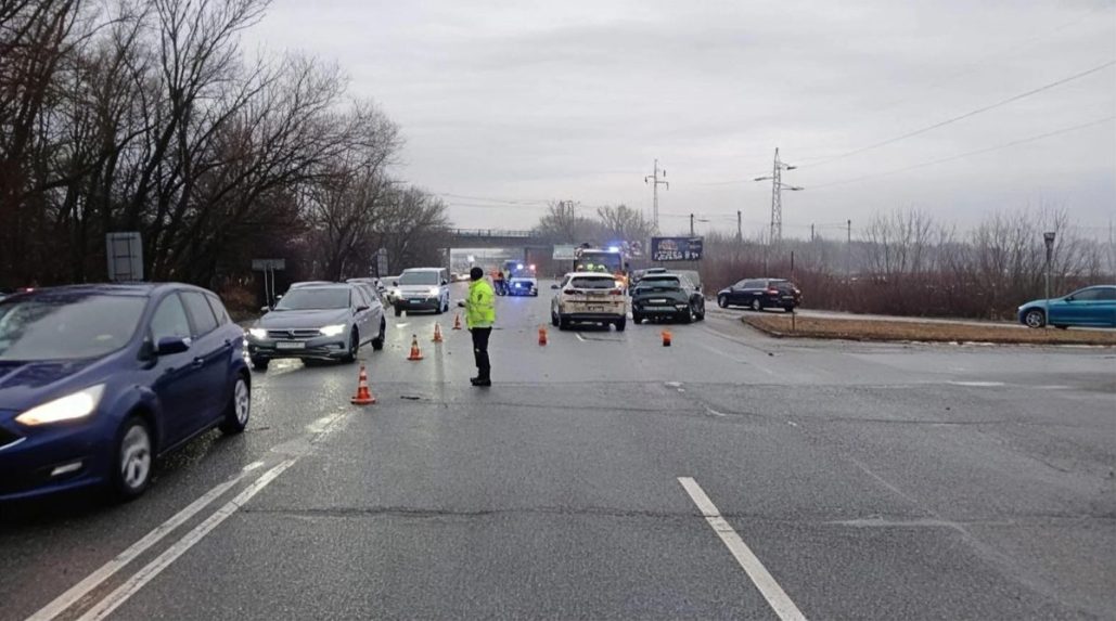 Na sn&iacute;mke miesto dopravnej nehody.