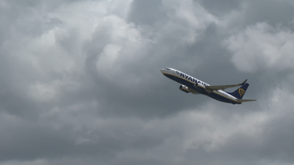 Na snímke vzlieta lietadlo.