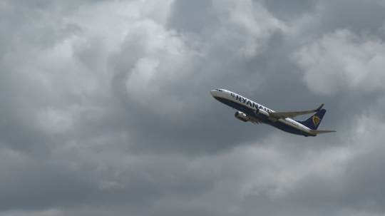 Na snímke vzlieta lietadlo.