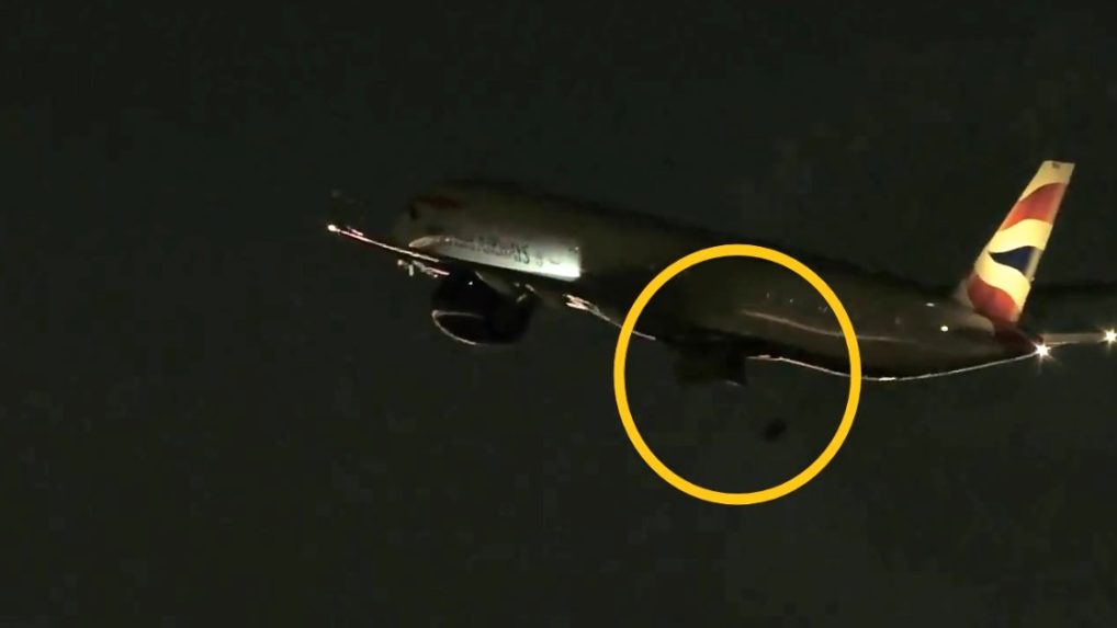 Na snímke lietadlu odpadáva koleso.