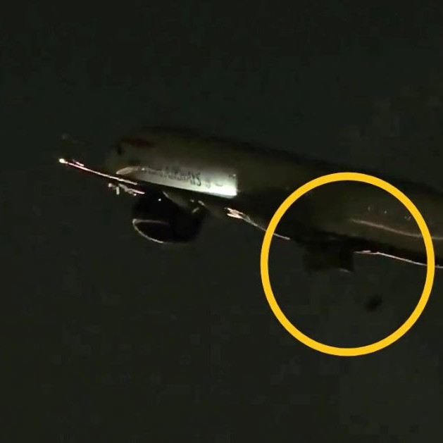 Na snímke lietadlu odpadáva koleso.