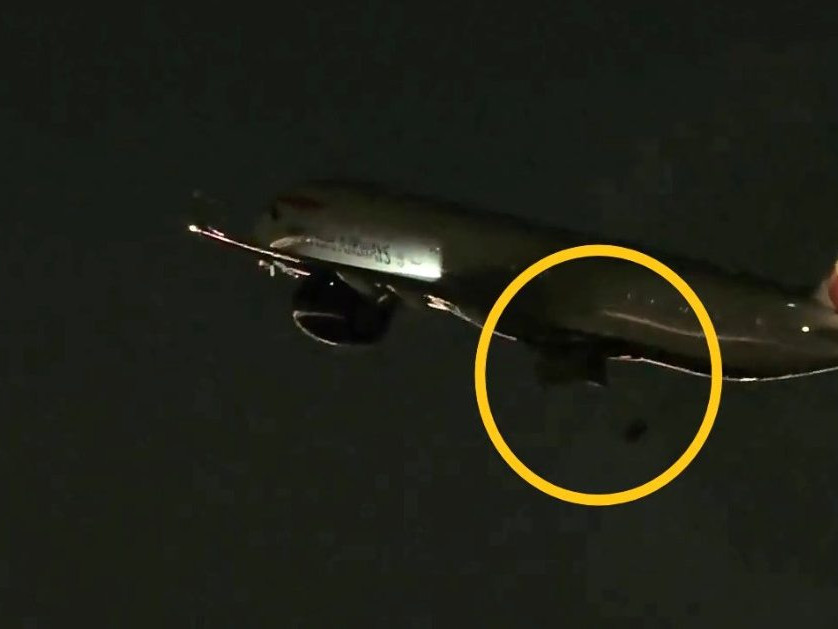 Na snímke lietadlu odpadáva koleso.