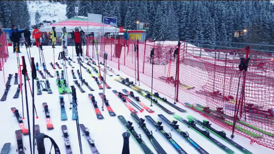 Na sníme sú odstavené lyže.