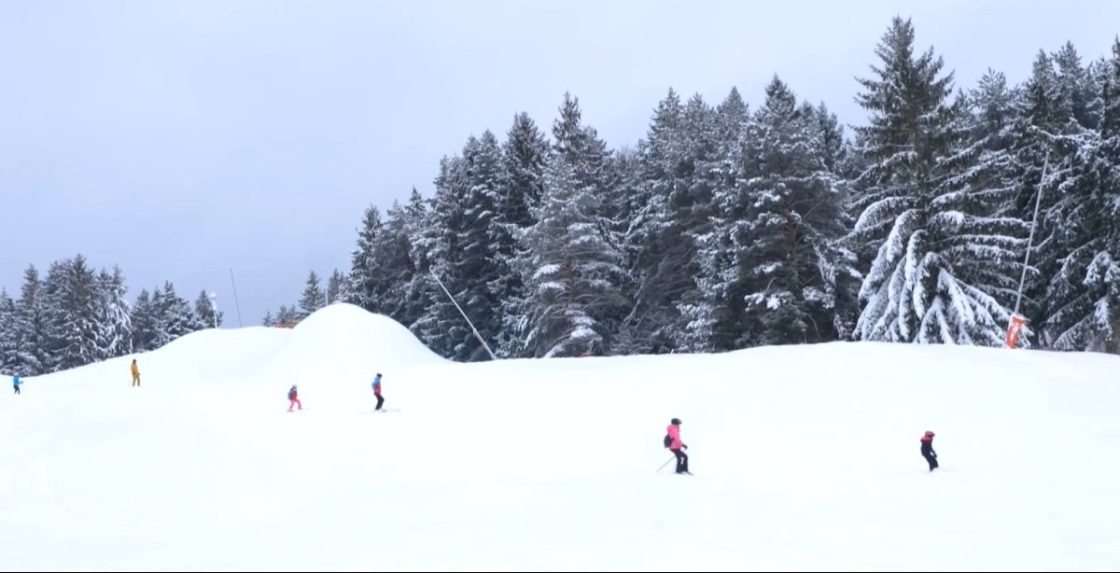 Na ilustračnej snímke lyžiari na svahu.