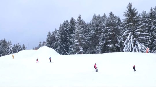 Na ilustračnej snímke lyžiari na svahu.