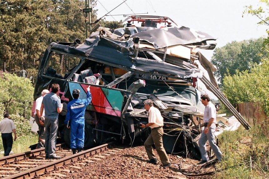 Na sn&iacute;mke nehoda vlaku a autobusu v Maďarsku.