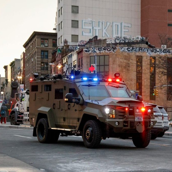 Na snímke armádne vozidlo preváža zadržaného venezuelského prezidenta Nicolása Madura a jeho manželku Ciliu Floresovú.