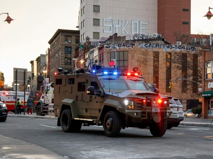 Na snímke armádne vozidlo preváža zadržaného venezuelského prezidenta Nicolása Madura a jeho manželku Ciliu Floresovú.