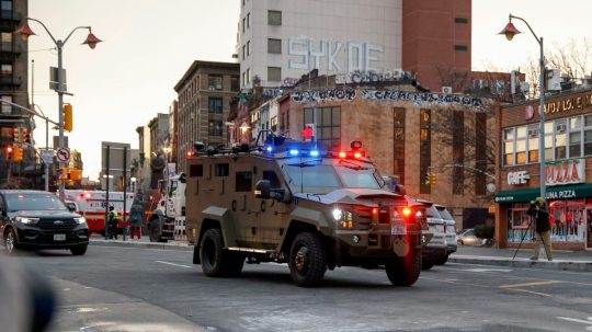 Na snímke armádne vozidlo preváža zadržaného venezuelského prezidenta Nicolása Madura a jeho manželku Ciliu Floresovú.