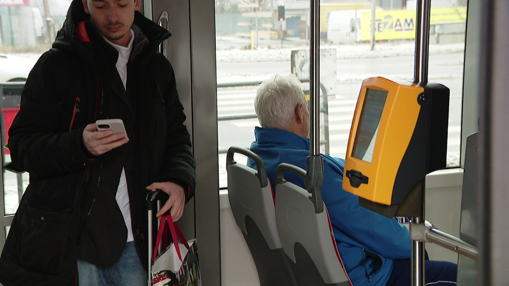 Cestujúci v električke.