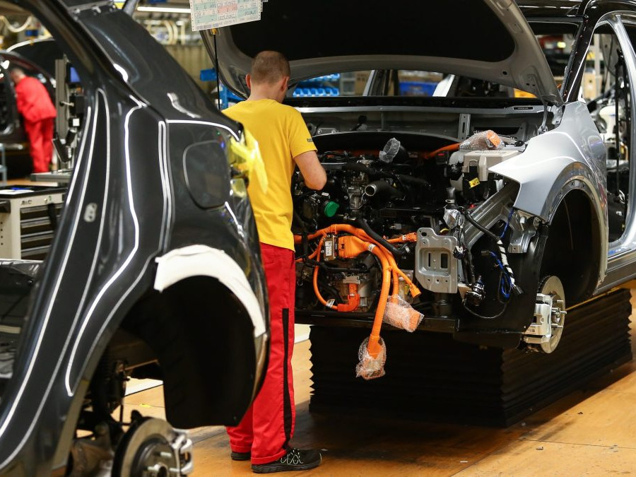 Na snímke montáž nových automobilov Kia.