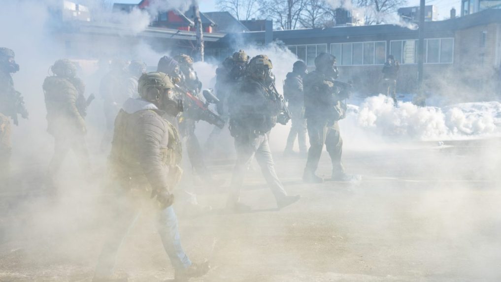 Federálni agenti používajú proti protestujúcim aj slzný plyn.