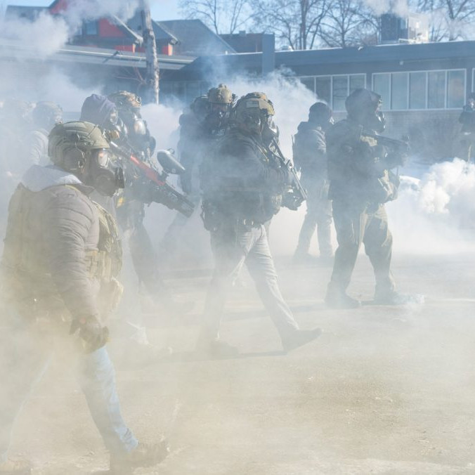 Federálni agenti používajú proti protestujúcim aj slzný plyn.