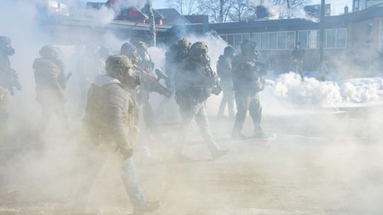 Federálni agenti používajú proti protestujúcim aj slzný plyn.