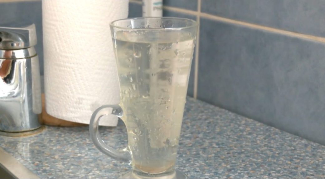 Na ilustračnej snímke kalná voda v pohári.