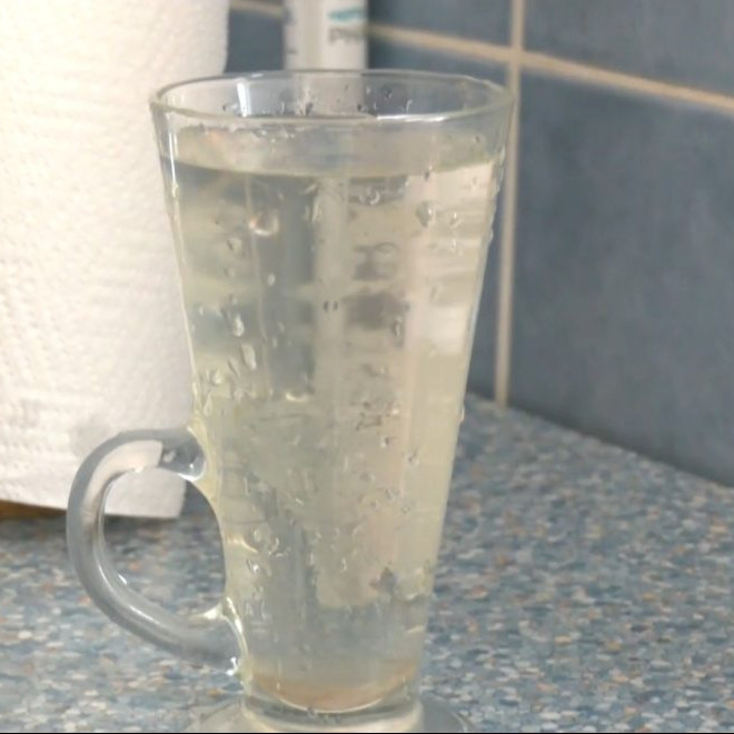 Na ilustračnej snímke kalná voda v pohári.