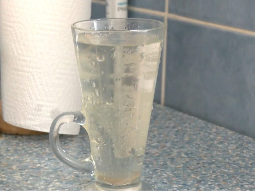 Na ilustračnej snímke kalná voda v pohári.