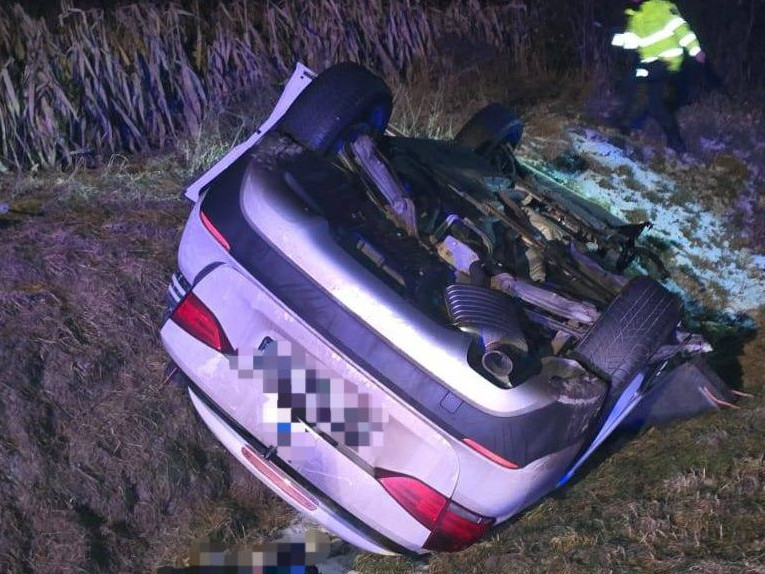 Hasiči evidujú osem účastníkov dopravnej nehody.