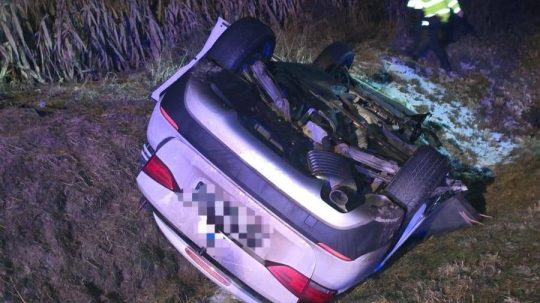 Hasiči evidujú osem účastníkov dopravnej nehody.