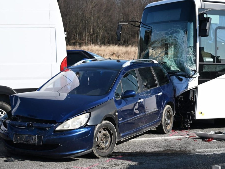 Na ilustračnej snímke dopravná nehoda.