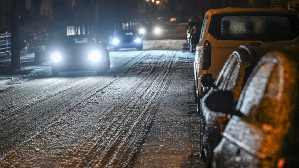 Na snímke zamrznuté autá a zasnežená cesta v Nemecku.