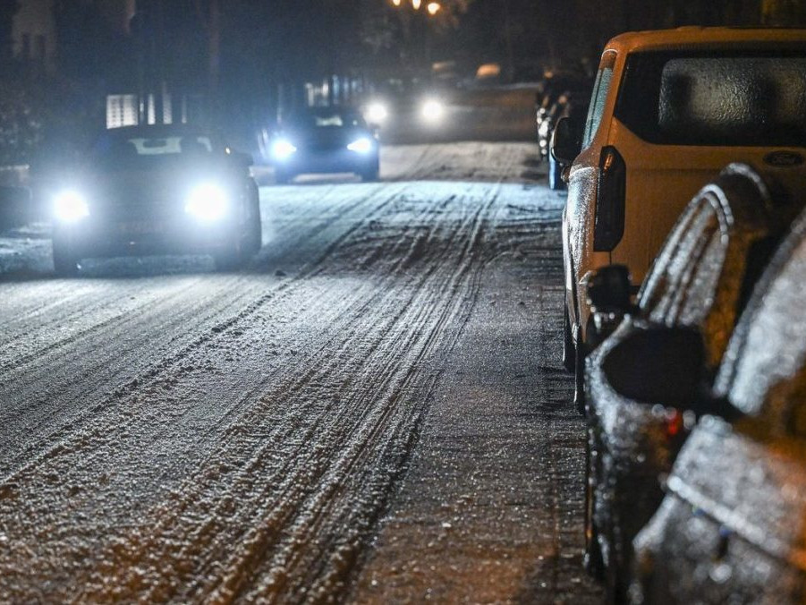 Na snímke zamrznuté autá a zasnežená cesta v Nemecku.