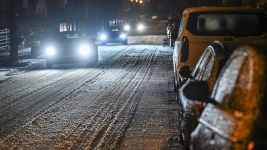 Na snímke zamrznuté autá a zasnežená cesta v Nemecku.