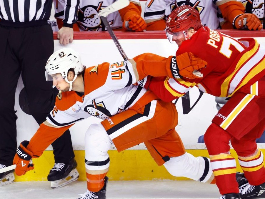 Na snímke Tim Washe (42) z Anaheim Ducks bojuje s Martinom Pospíšilom.