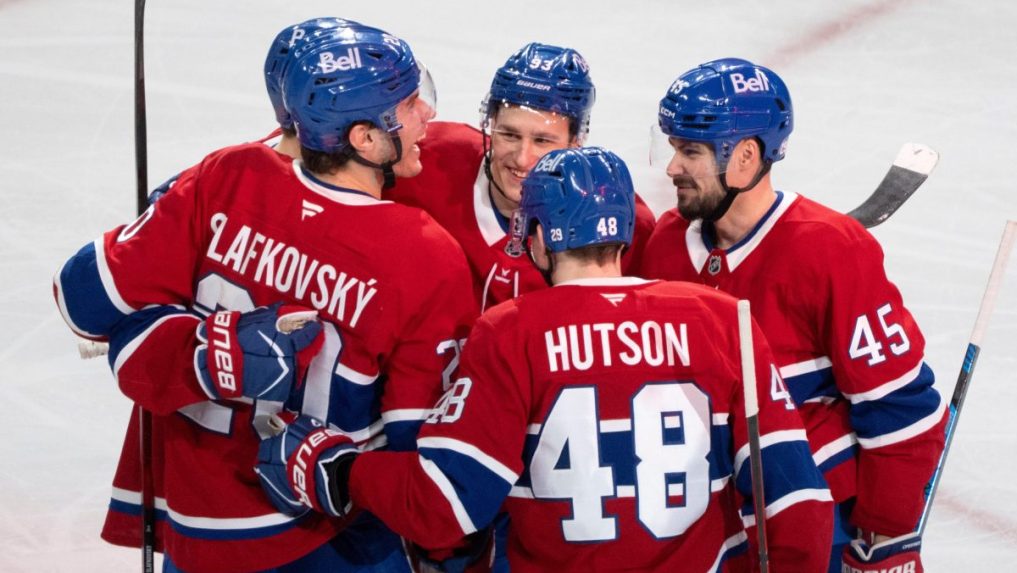 Na snímke Juraj Slafkovský oslavuje gól so spoluhráčmi.