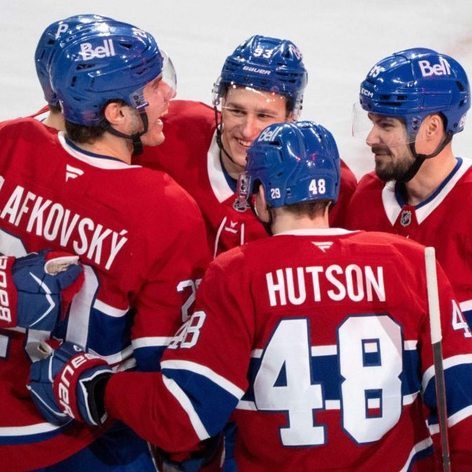 Na snímke Juraj Slafkovský oslavuje gól so spoluhráčmi.