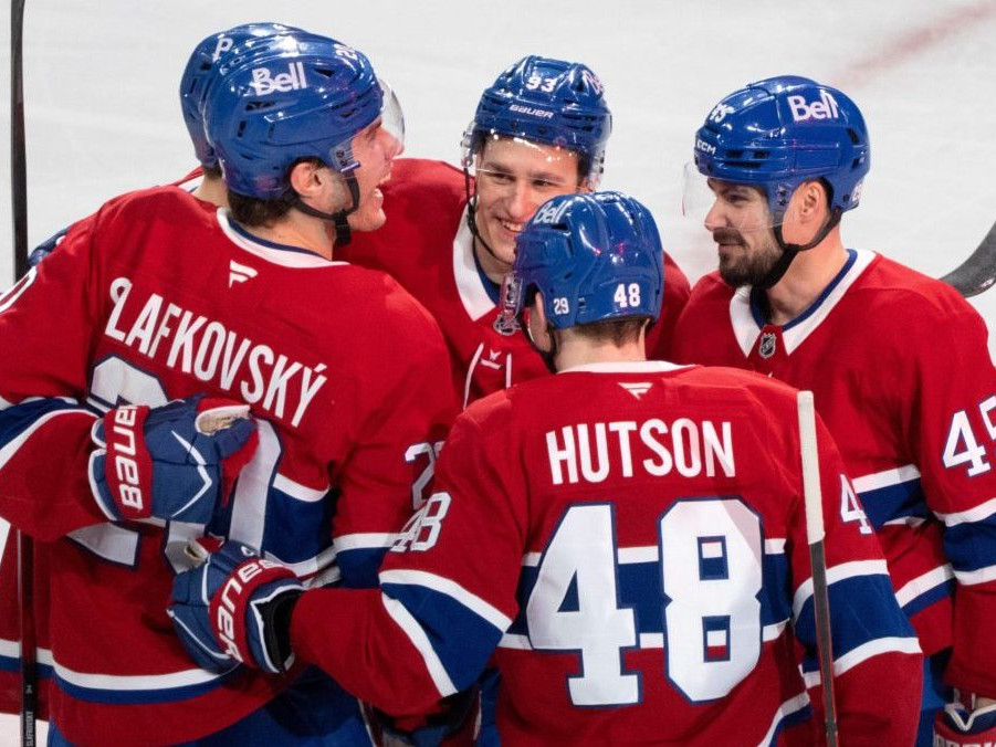 Na snímke Juraj Slafkovský oslavuje gól so spoluhráčmi.